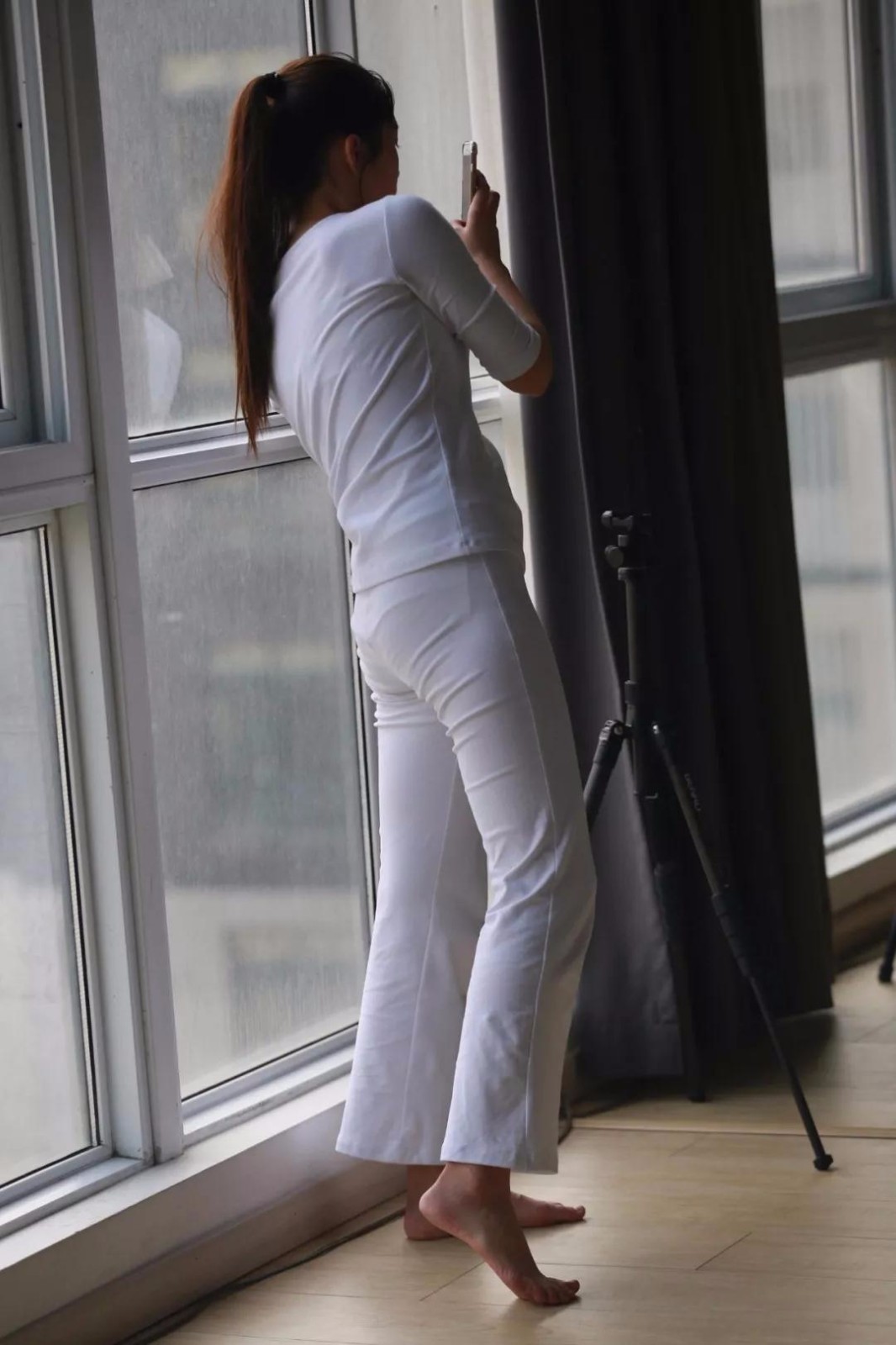 楚楚动人百看不厌练瑜伽穿白裤的性感漂亮美女