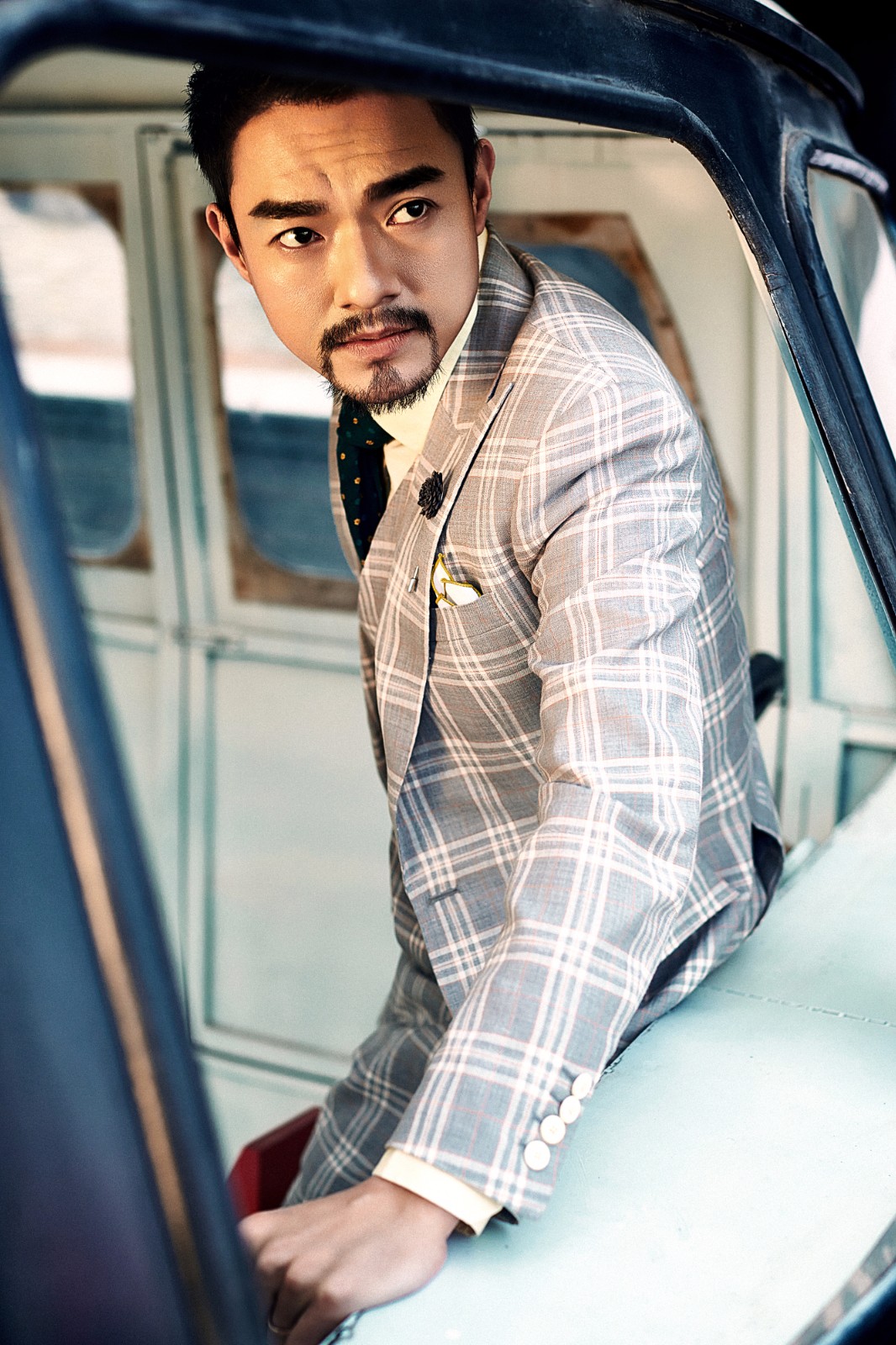 西装绅士衬衫亲和 韩文亮展示双重魅力_新浪看点