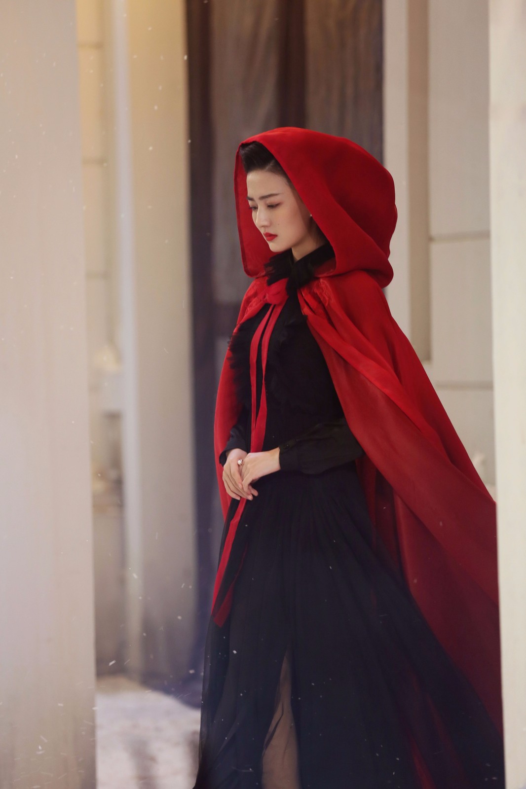 《天衣无缝》贵婉杀青 徐璐雪地红衣神秘凄美