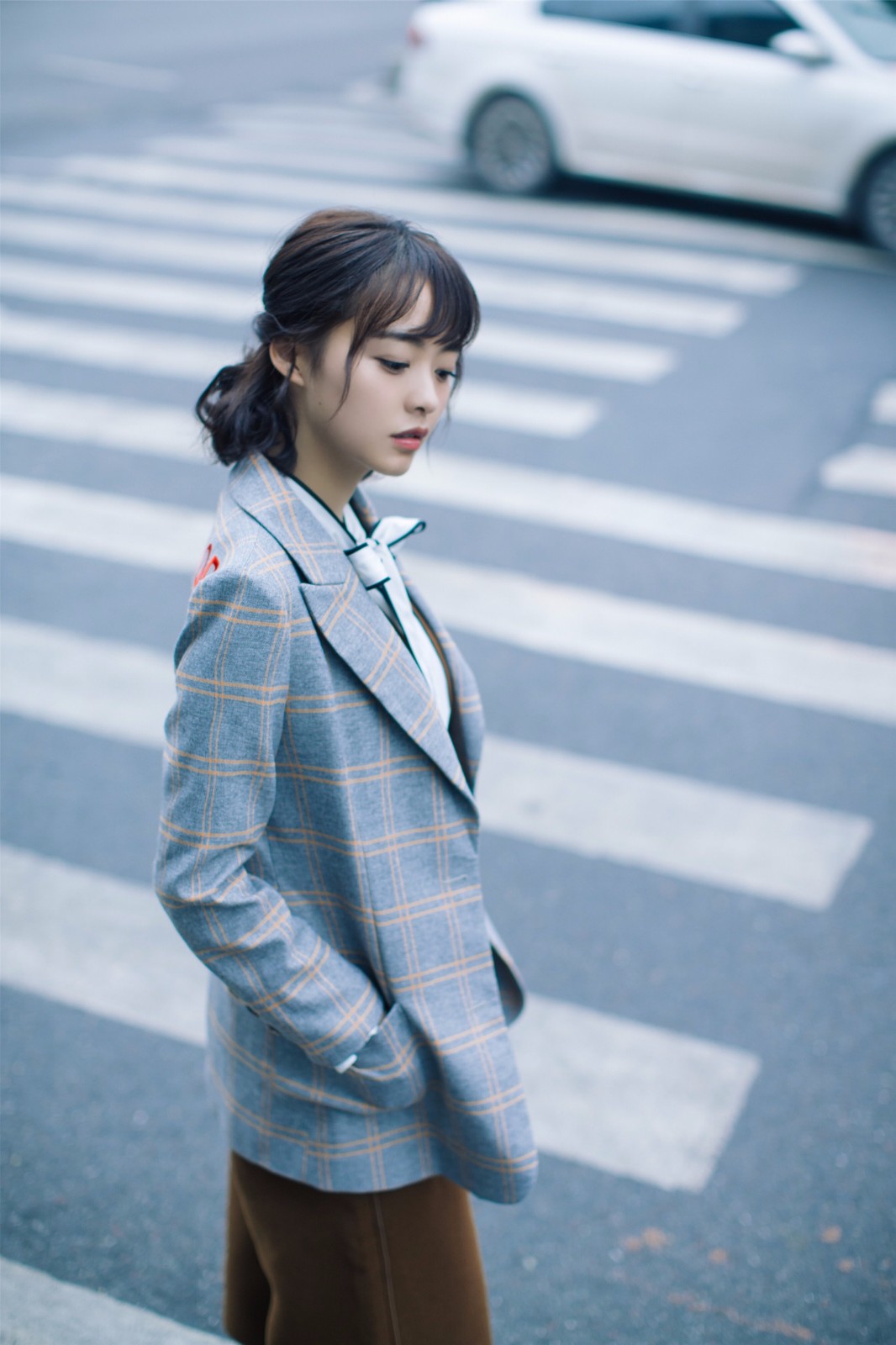 余心恬曝英伦风街头写真,可爱干练神似女侦探