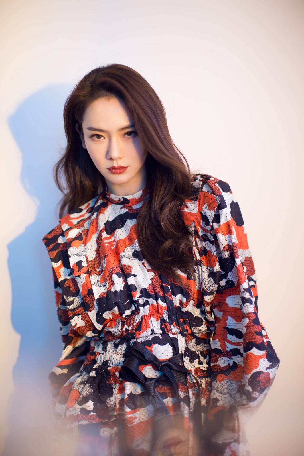 戚薇获明星时尚荣耀成就奖 粉红迷彩look又美又帅