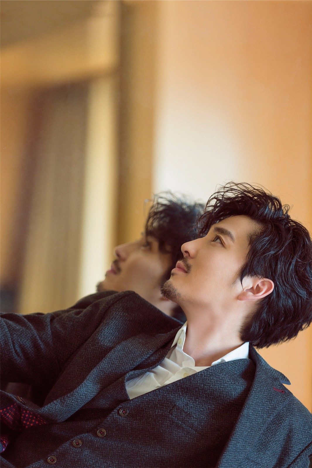 王泷正亮相新浪微博之夜摩登英伦风魅力尽显