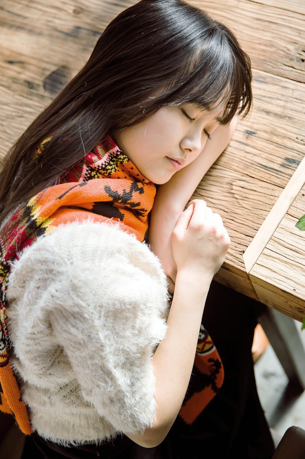 书店里一个笑容可爱,青涩怡人的少女姑娘