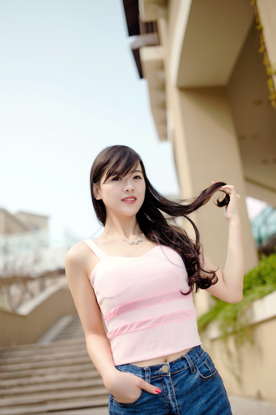 户外里一个长发飘飘,笑容怡人的可爱小姐姐!|长发|笑容|人像_新浪新闻