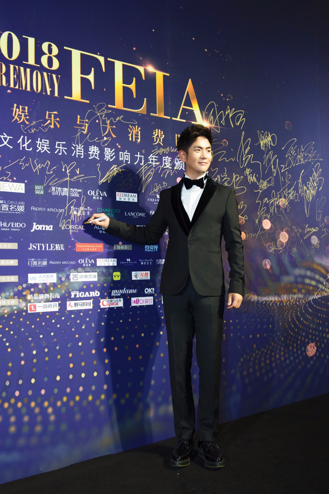 张晓龙亮相颁奖盛典 获封"年度风尚质感男演员"