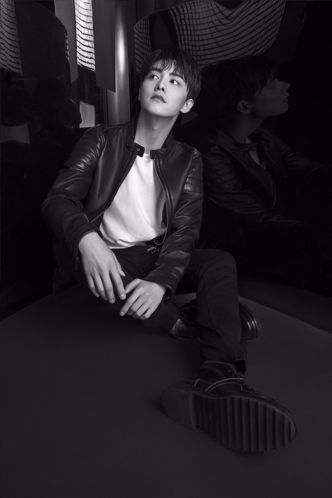 马天宇黑白大片 湿发皮衣展现"英雄本色"