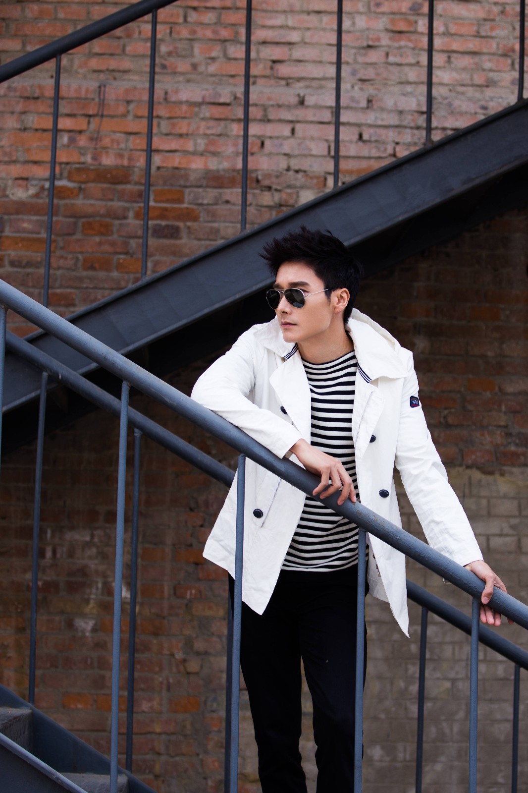 今日,演员李泰再曝光一组白衣写真,手拿咖啡,化身成为咖啡王子,白衣