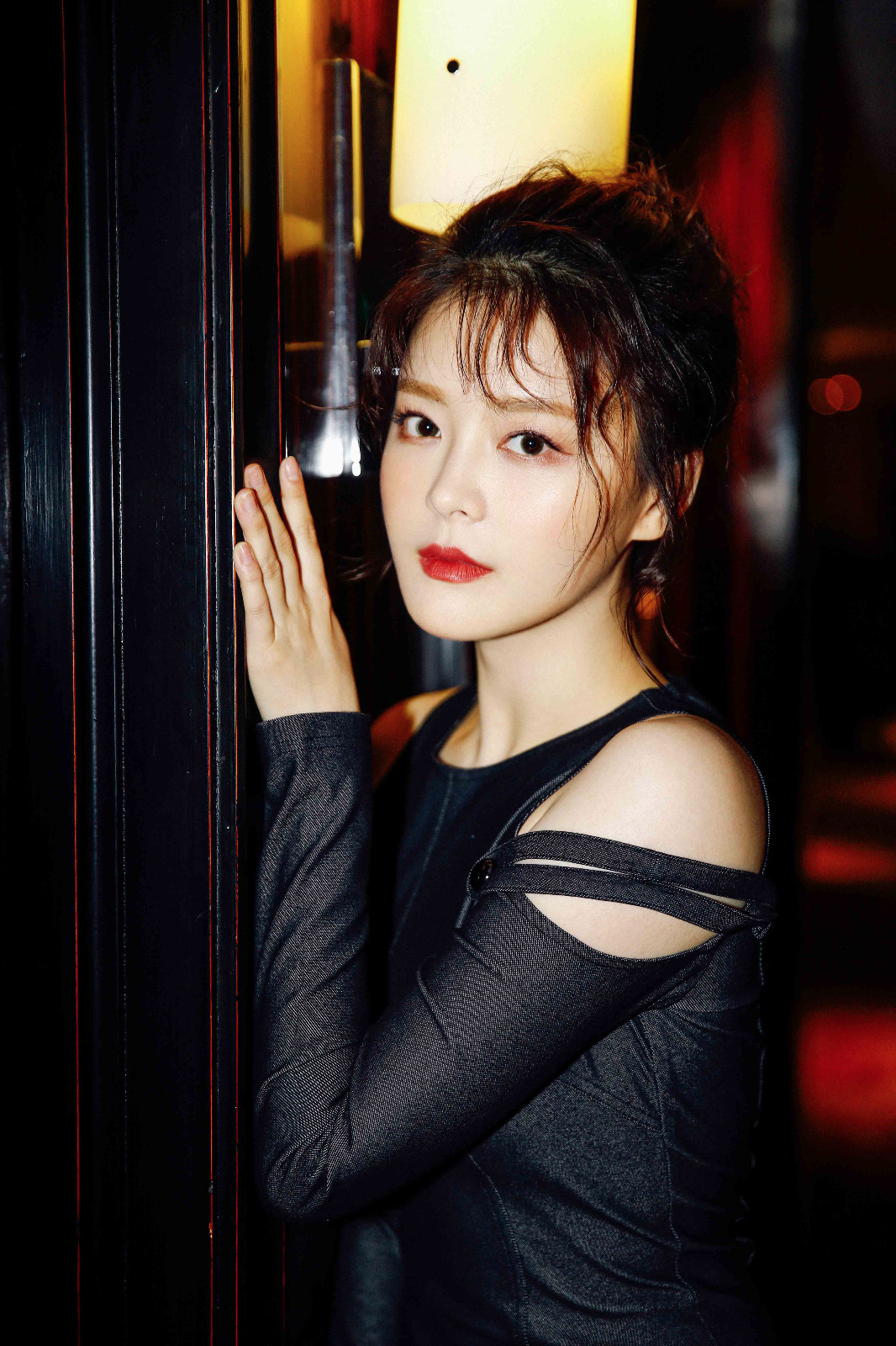 王玥兮红唇出镜,黑色紧身裙加上别致的露肩设计与高