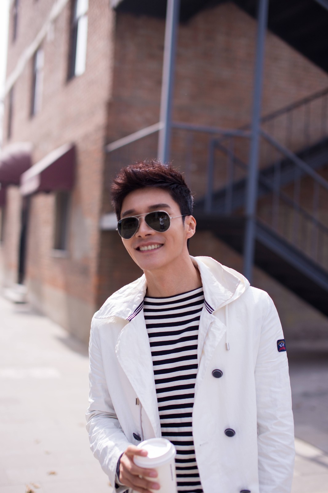 今日,演员李泰再曝光一组白衣写真,手拿咖啡,化身成为咖啡王子,白衣