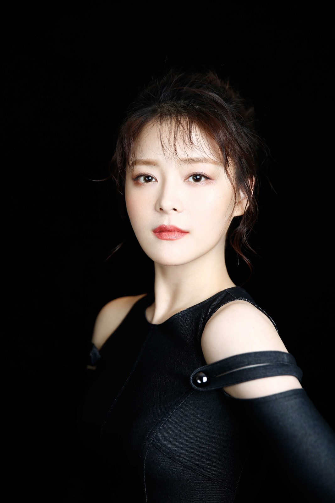 王玥兮写真曝光 美而不艳演绎高级小性感