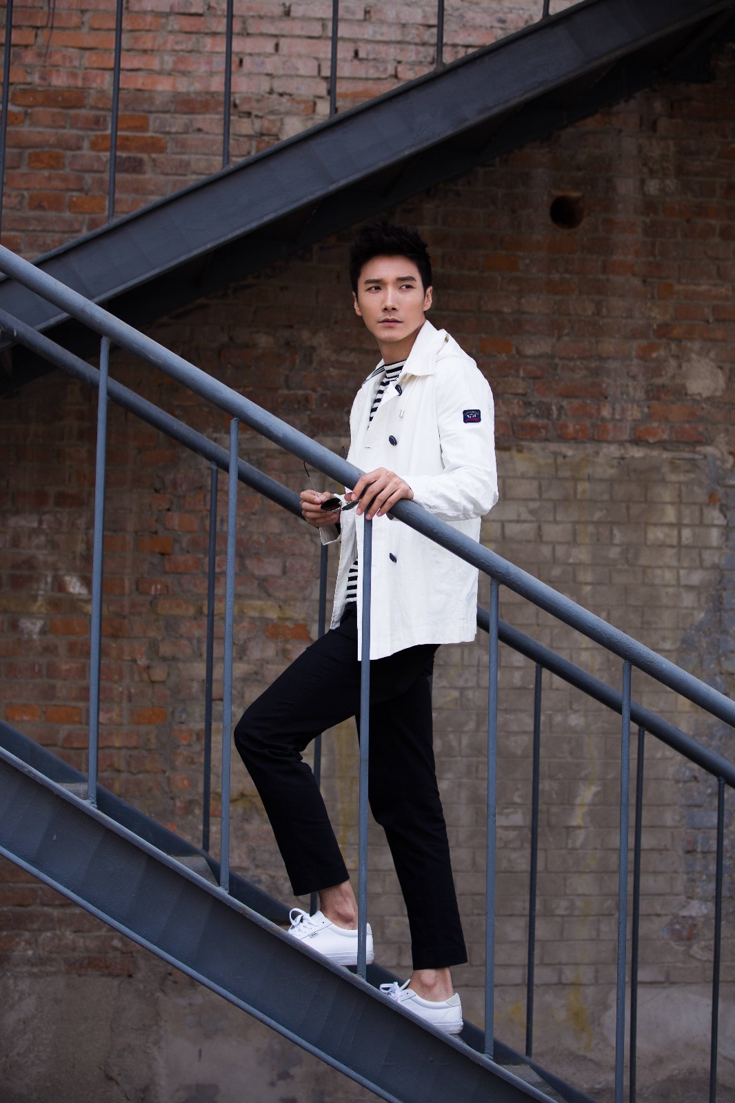 李泰化身咖啡王子硬朗帅气白衣胜雪