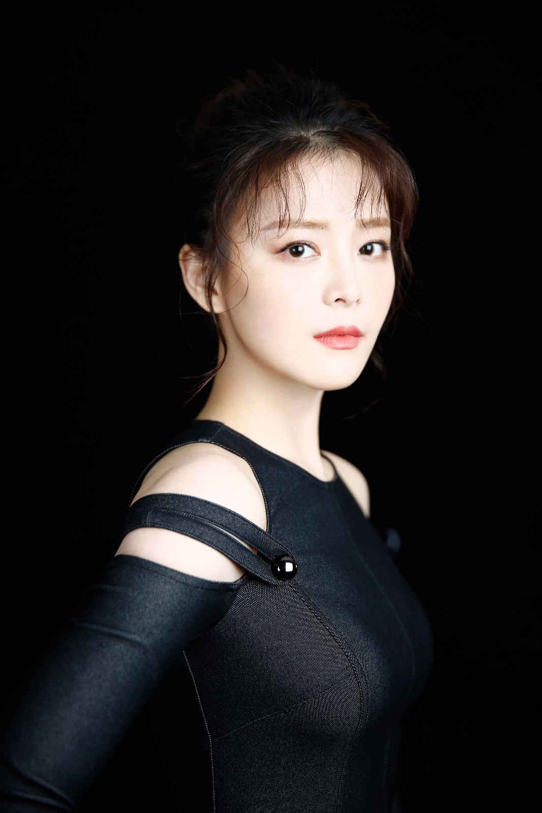 王玥兮写真曝光 美而不艳演绎高级小性感