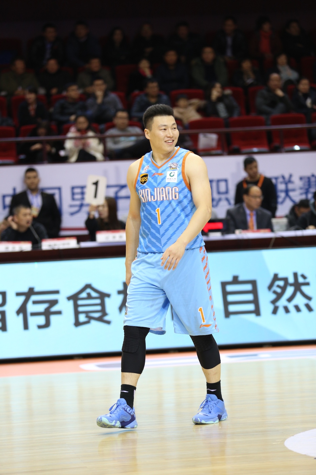 李根咋惹怒山东球迷只要拿球就遭狂嘘但他对山东球员很友好