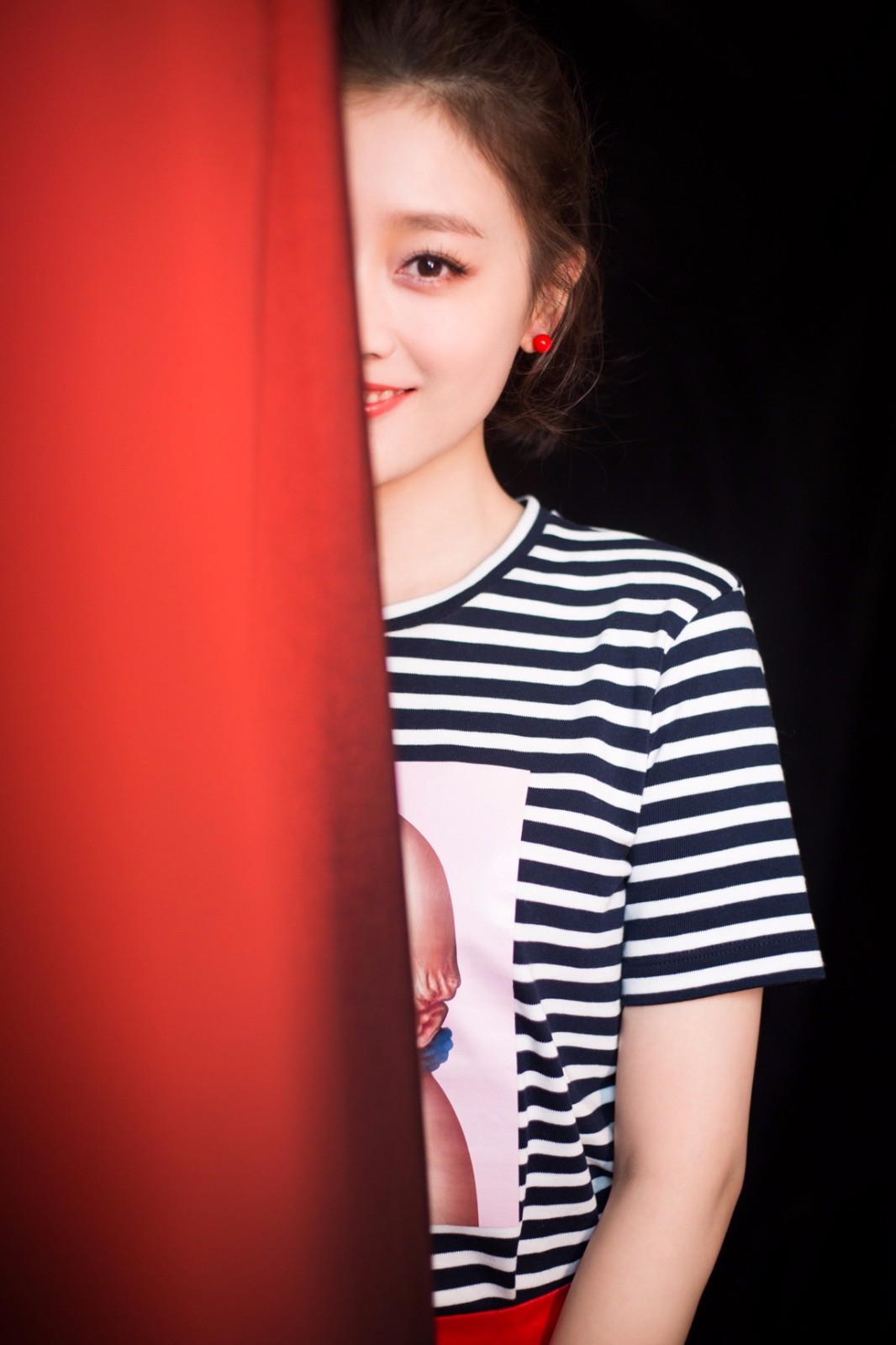 何花写真曝光 诠释娇俏干练双重风格