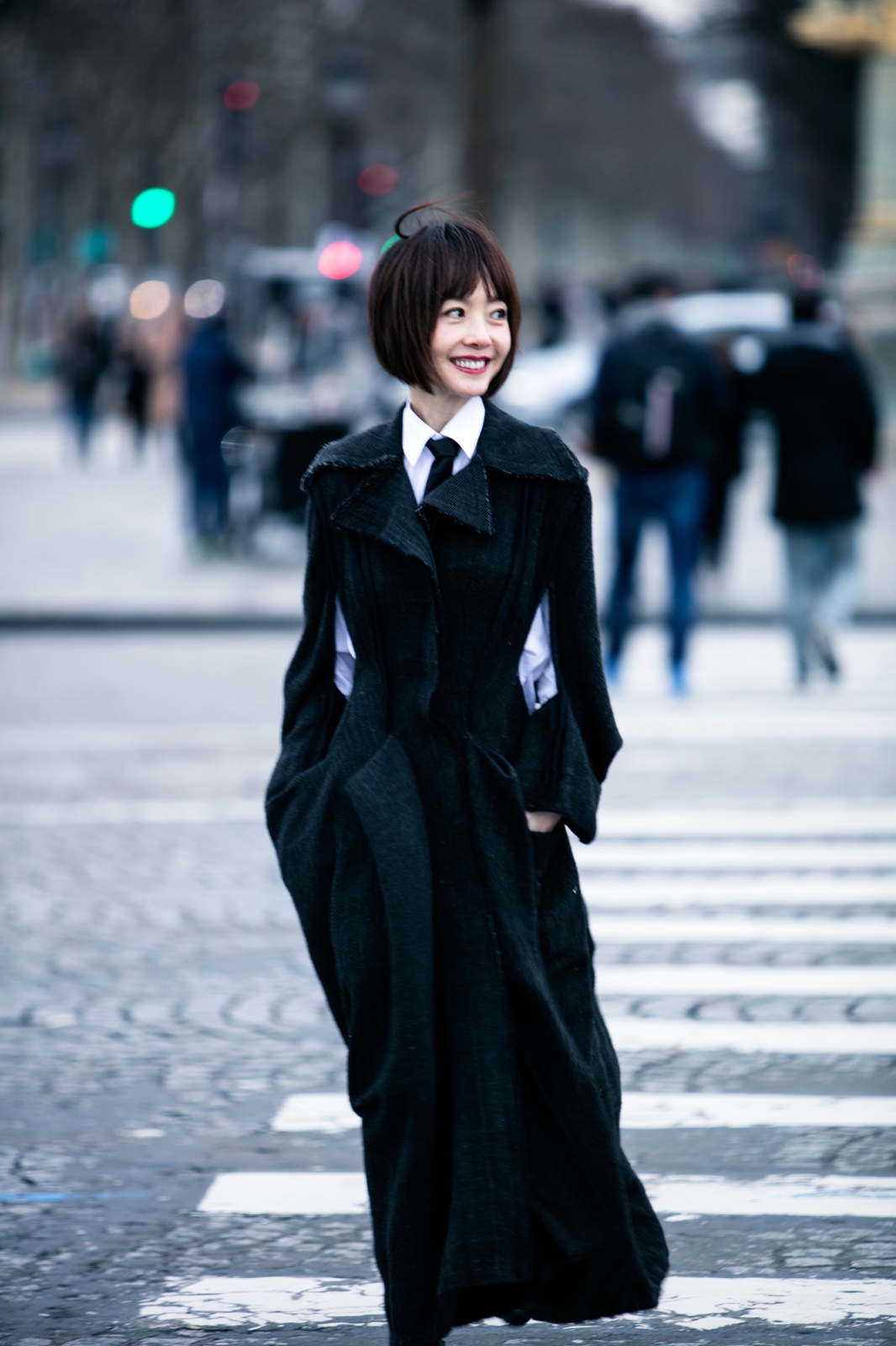 鲁豫跃升时尚界宠儿,巴黎街头上演时尚大片