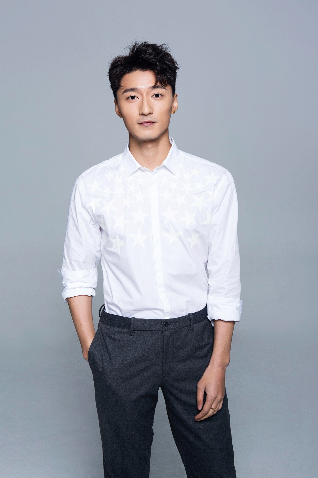 金泽灏白衬衫写真曝光清朗有质眼神撩人