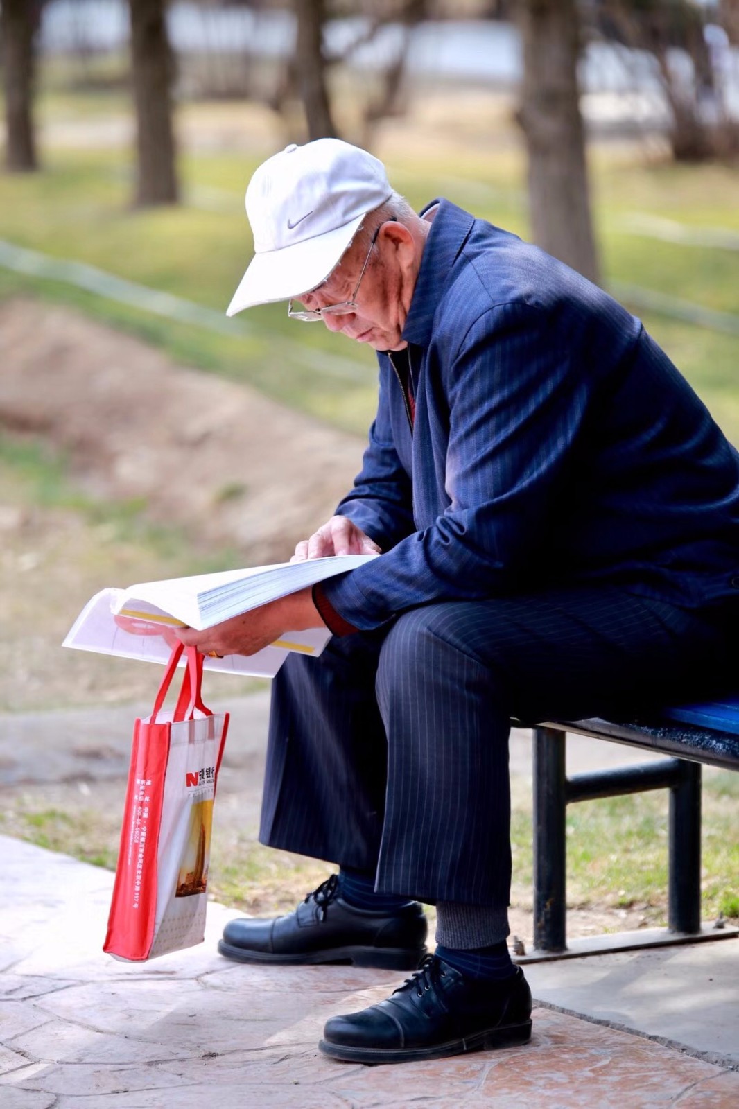 他们低着头的样子真美