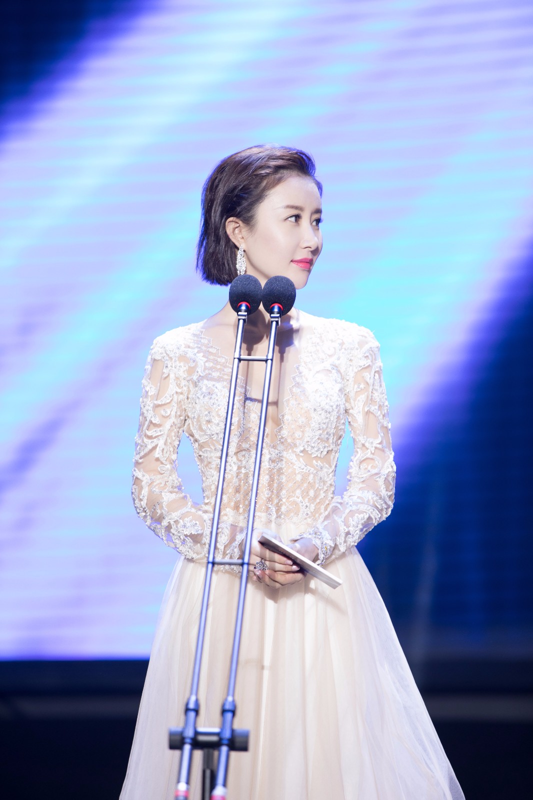 舒畅出席活动一改往日清新风格,这次的礼服有些小性感!