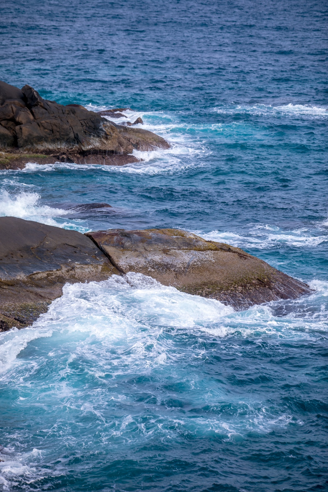 礁石与海浪即将开放的景点悬崖上的观光车道小岛正对海棠湾一面的海滩