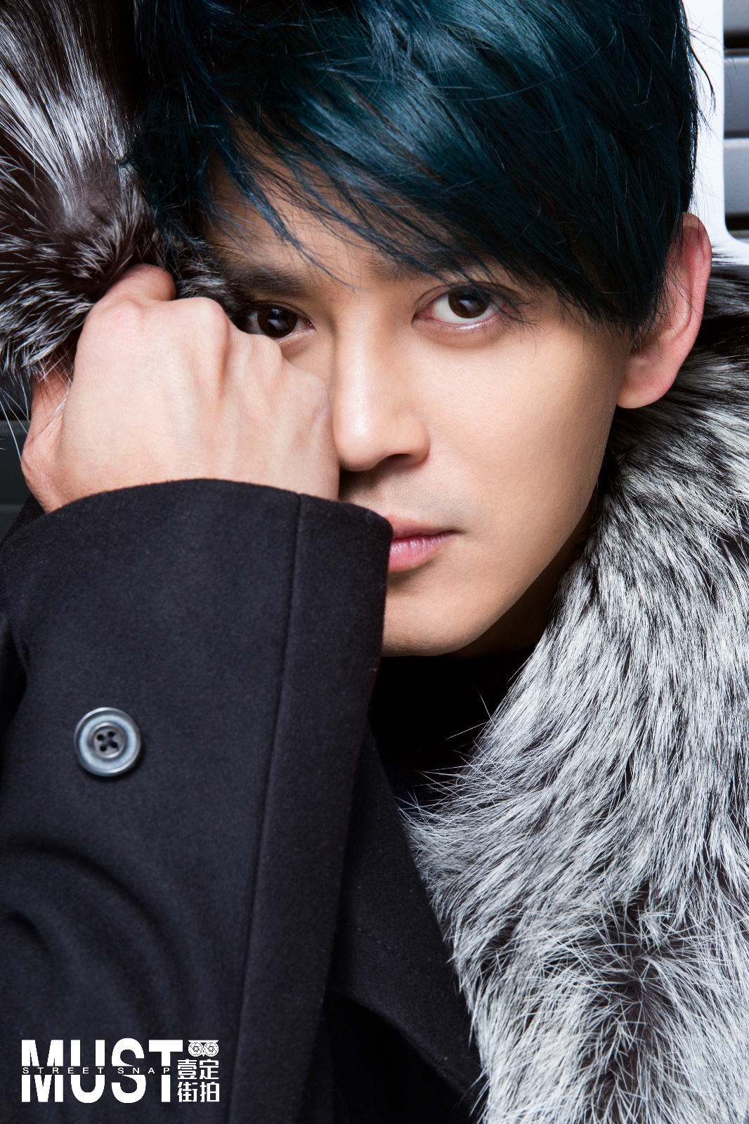 陈晓东冬日大片曝光 眼神深邃蓝发迷人