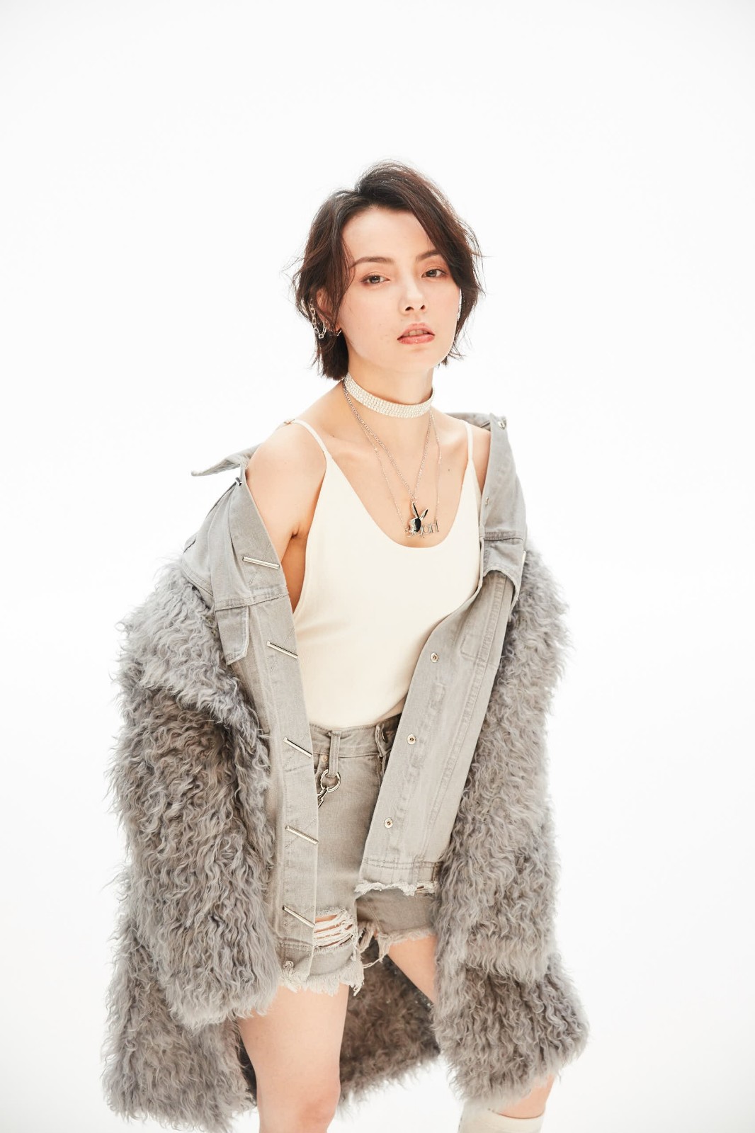 赵宇彤牛仔装穿出新风尚 痞帅混搭惹人爱