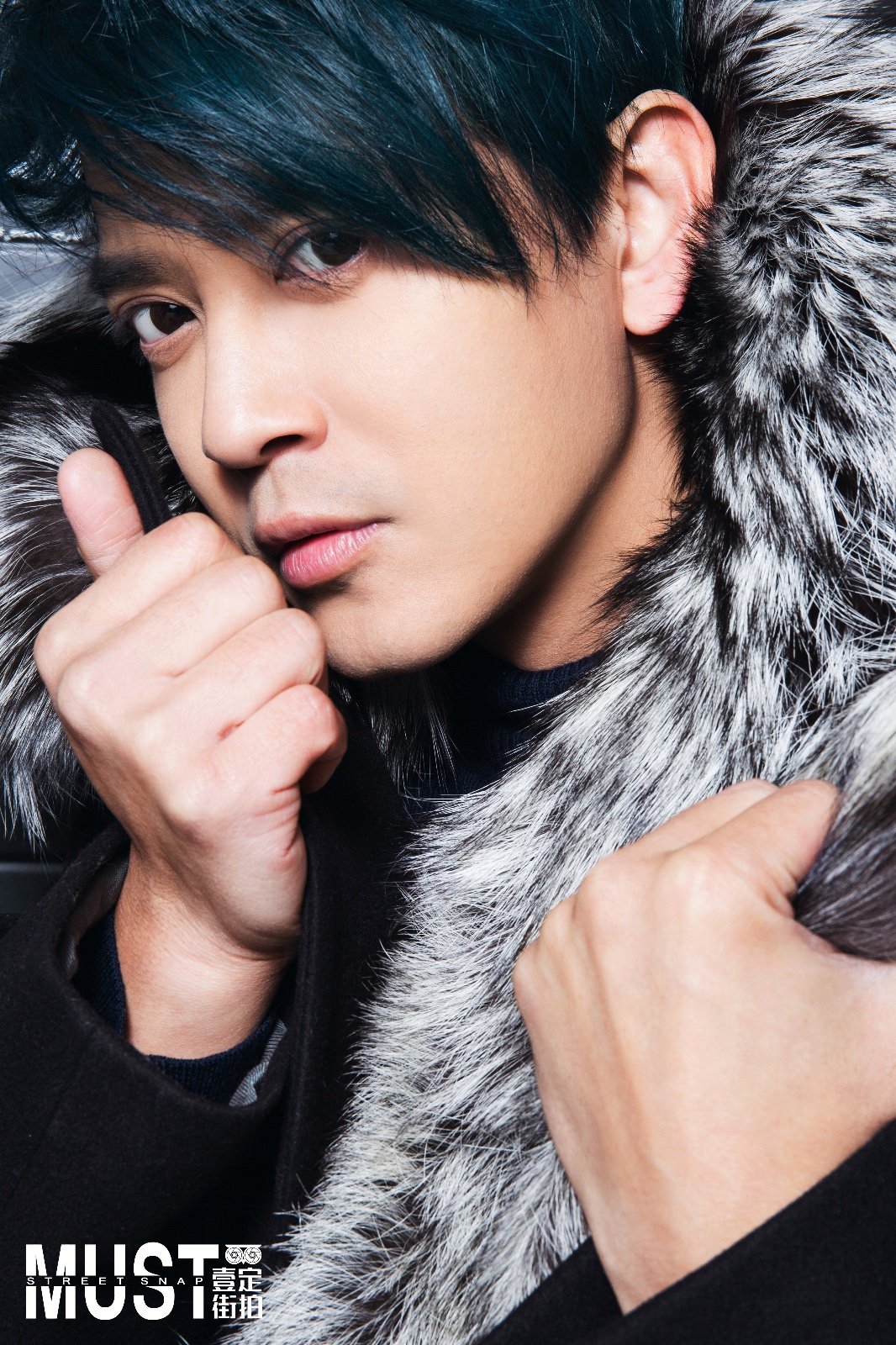 陈晓东冬日大片曝光 眼神深邃蓝发迷人