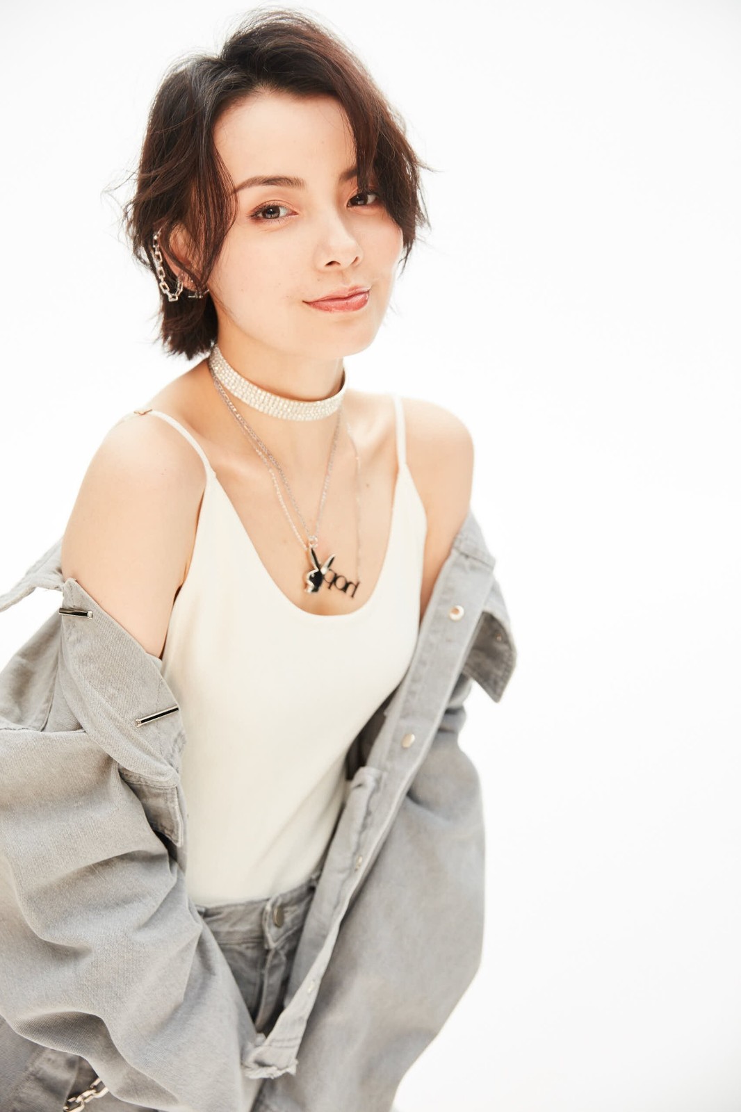 赵宇彤牛仔装穿出新风尚 痞帅混搭惹人爱