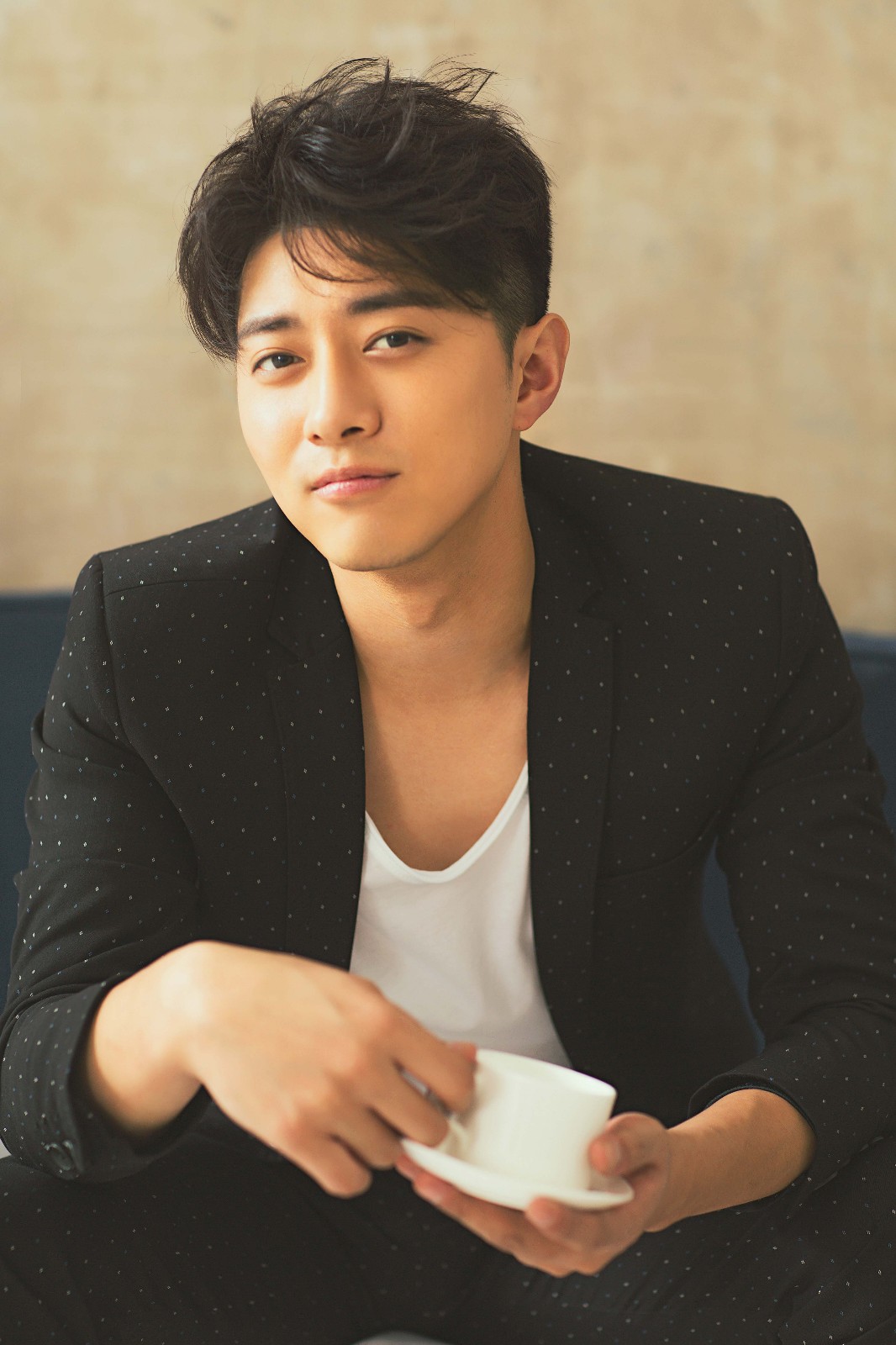 郭家豪曝极简时尚写真 线条硬朗诠释型男魅力