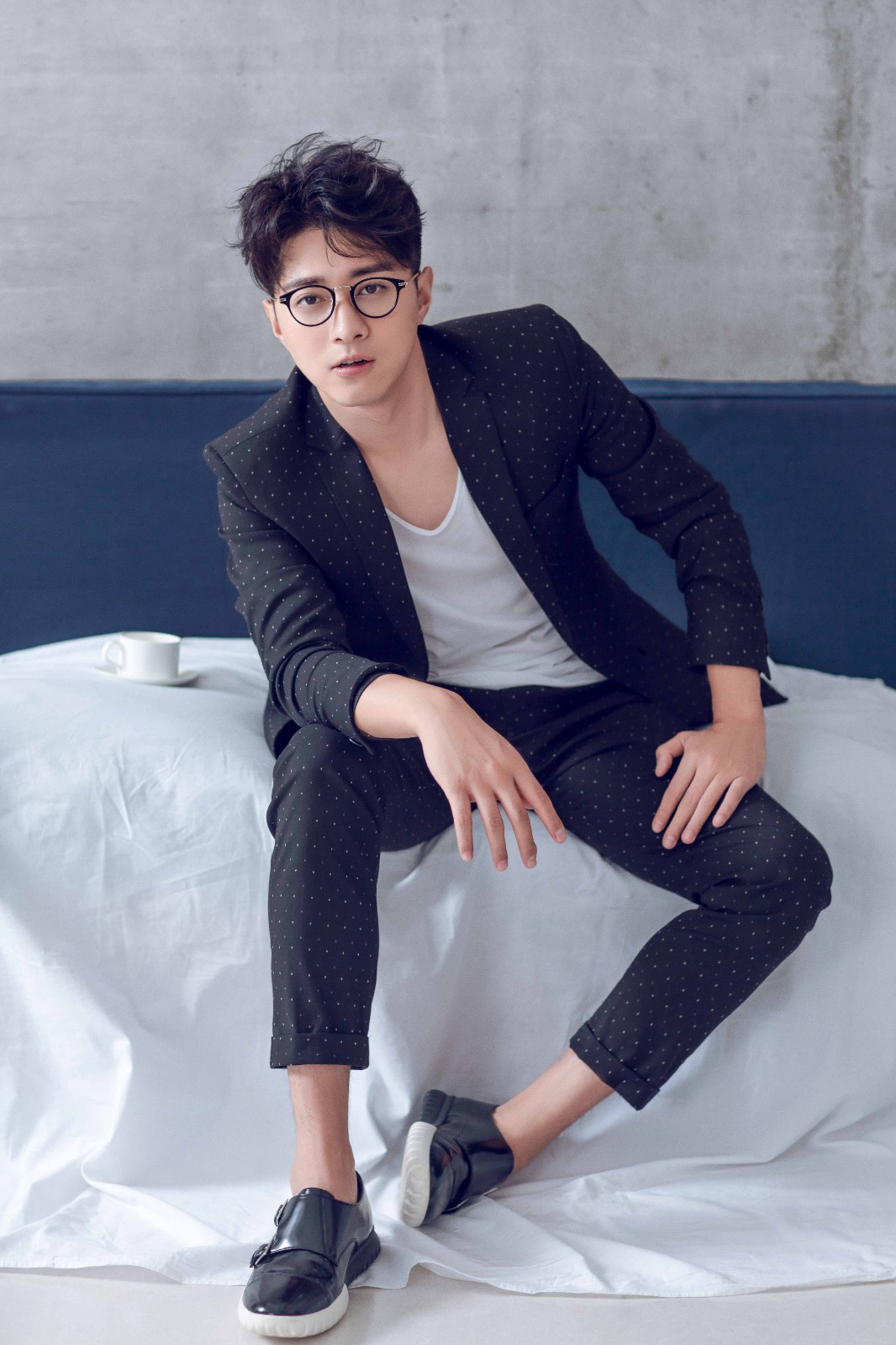 郭家豪曝极简时尚写真 线条硬朗诠释型男魅力