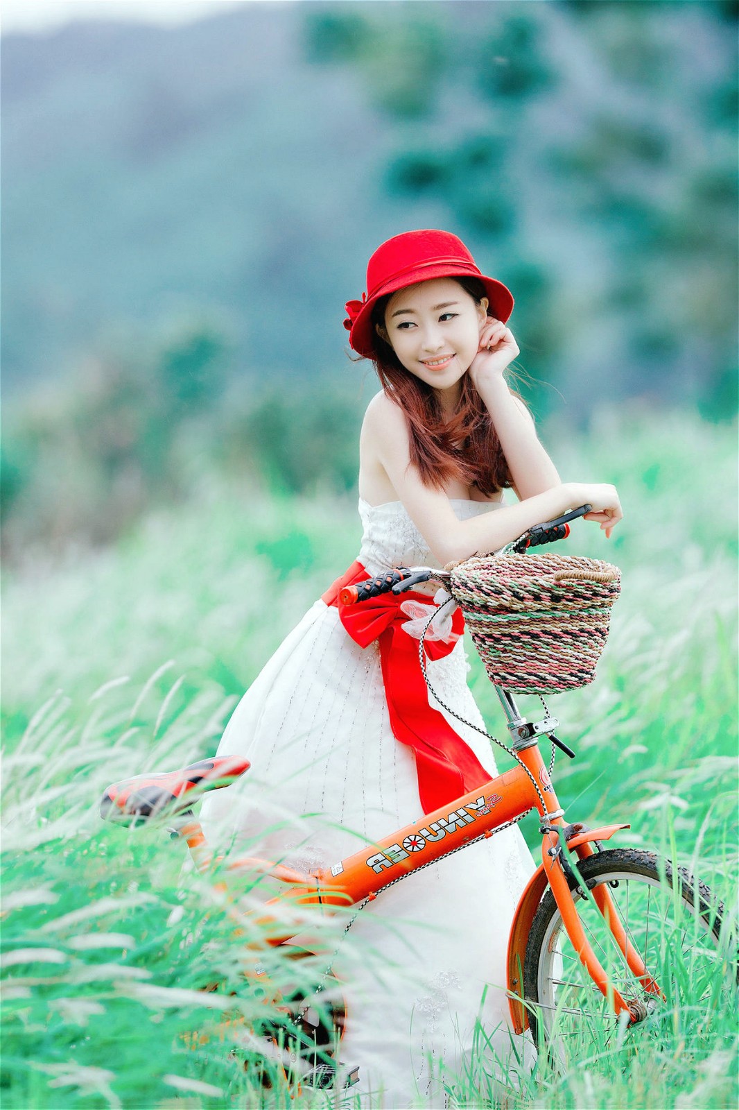 清新户外阳光下一个美丽怡人的单车女孩!