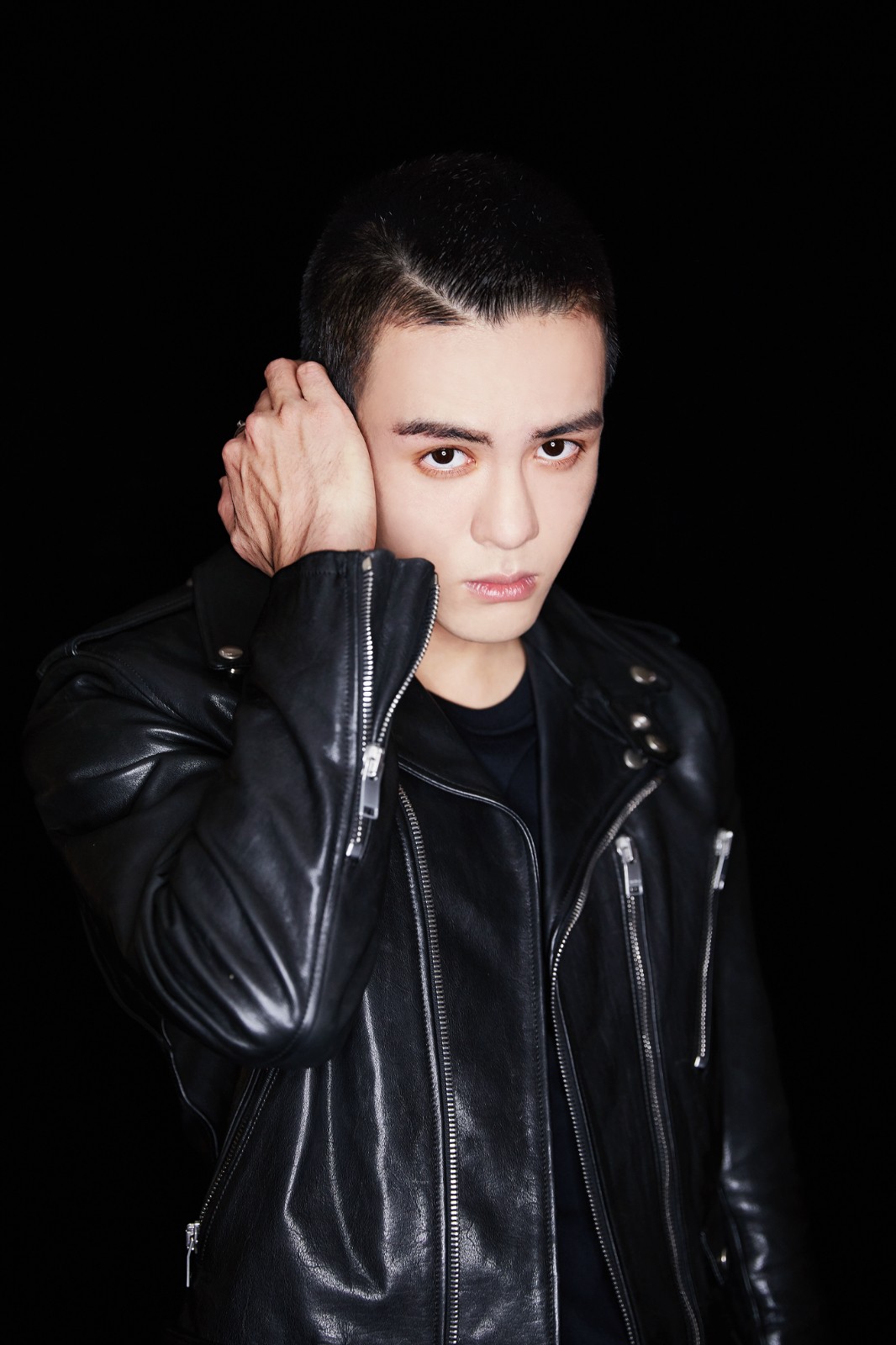 演员曾舜晞出席代言活动 硬朗圆寸造型首次曝光