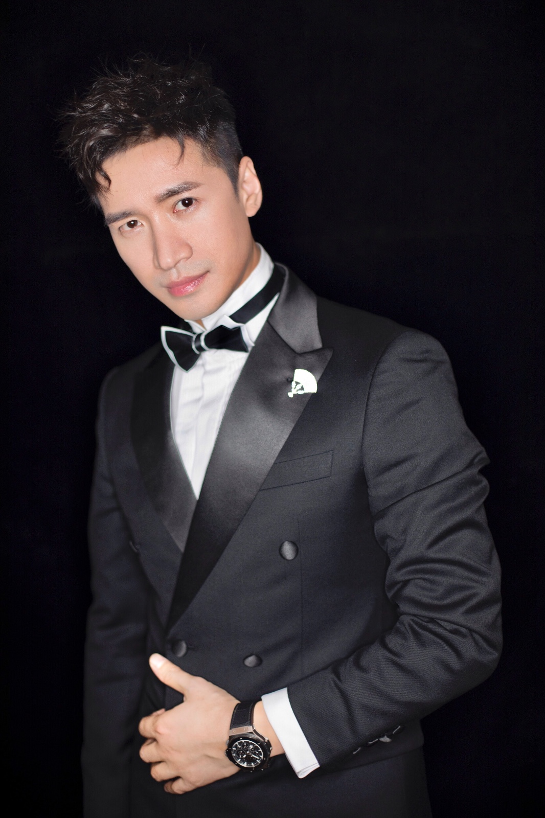 何晟铭晒旧照逗趣发问 网友喊话各大艺考名校