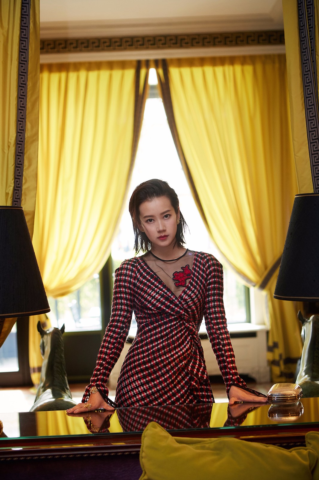 邓燕歌亮相巴黎时装周 以优雅之姿开启时尚征途