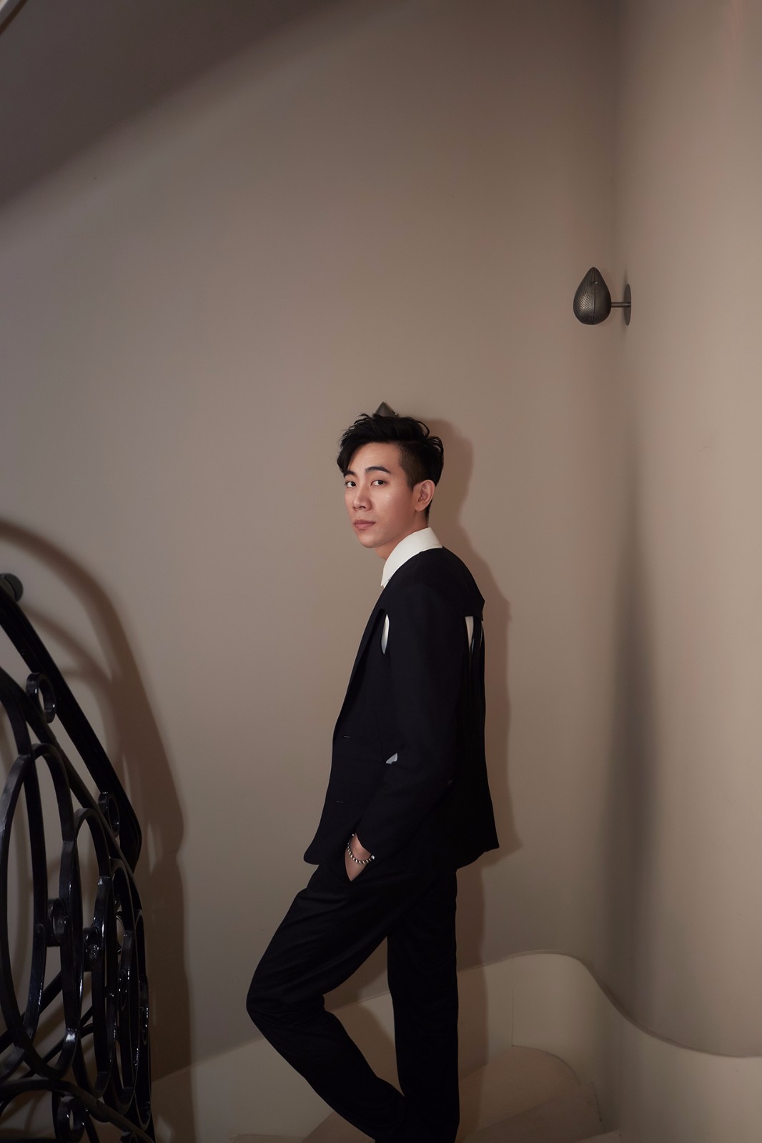 李镇泽现身巴黎时装周看秀 简约衣品大展型男魅力