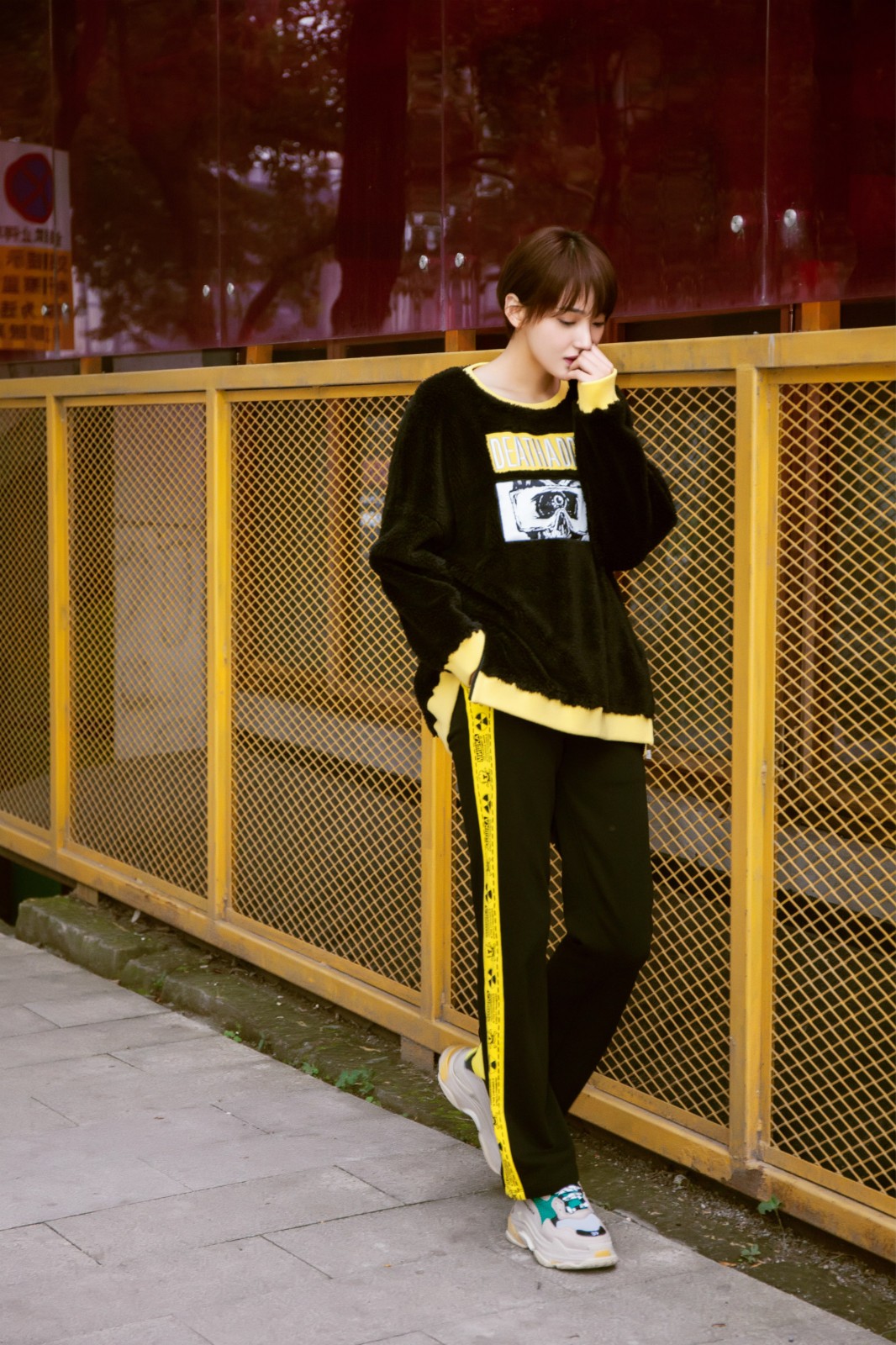 艾晓琪曝光初春写真 俏皮灵动走路带风