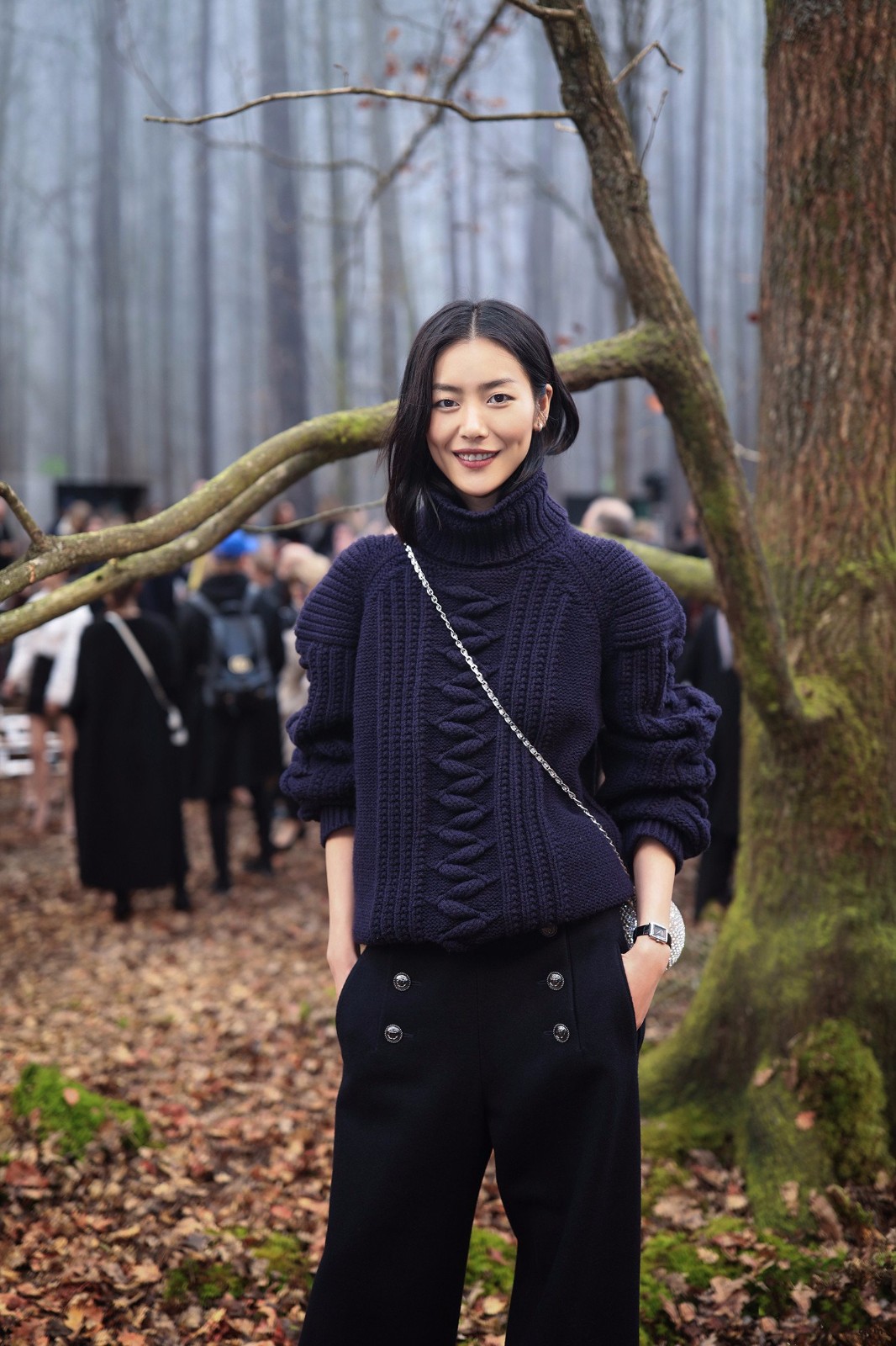 刘雯穿高领毛衣搭配同色系阔腿裤现身chanel秀场,显得大气干练_新浪