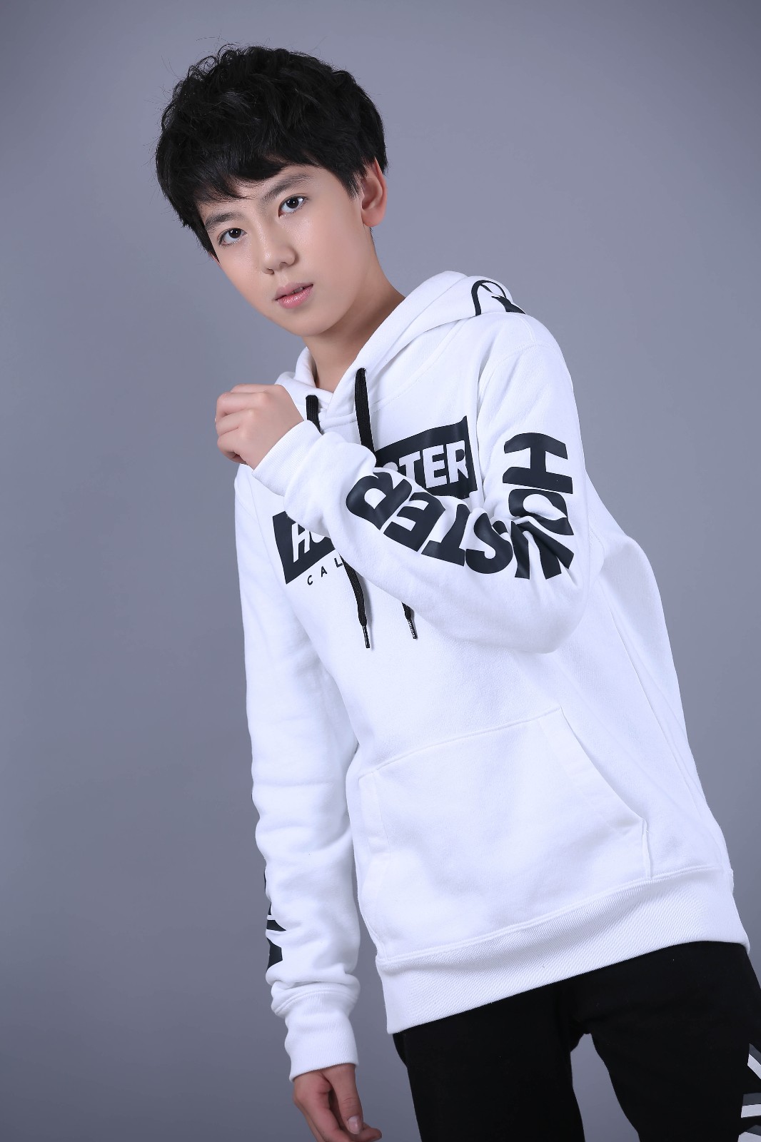 雷昊汶最新写真大片曝光: 阳光温暖尽显少年纯真