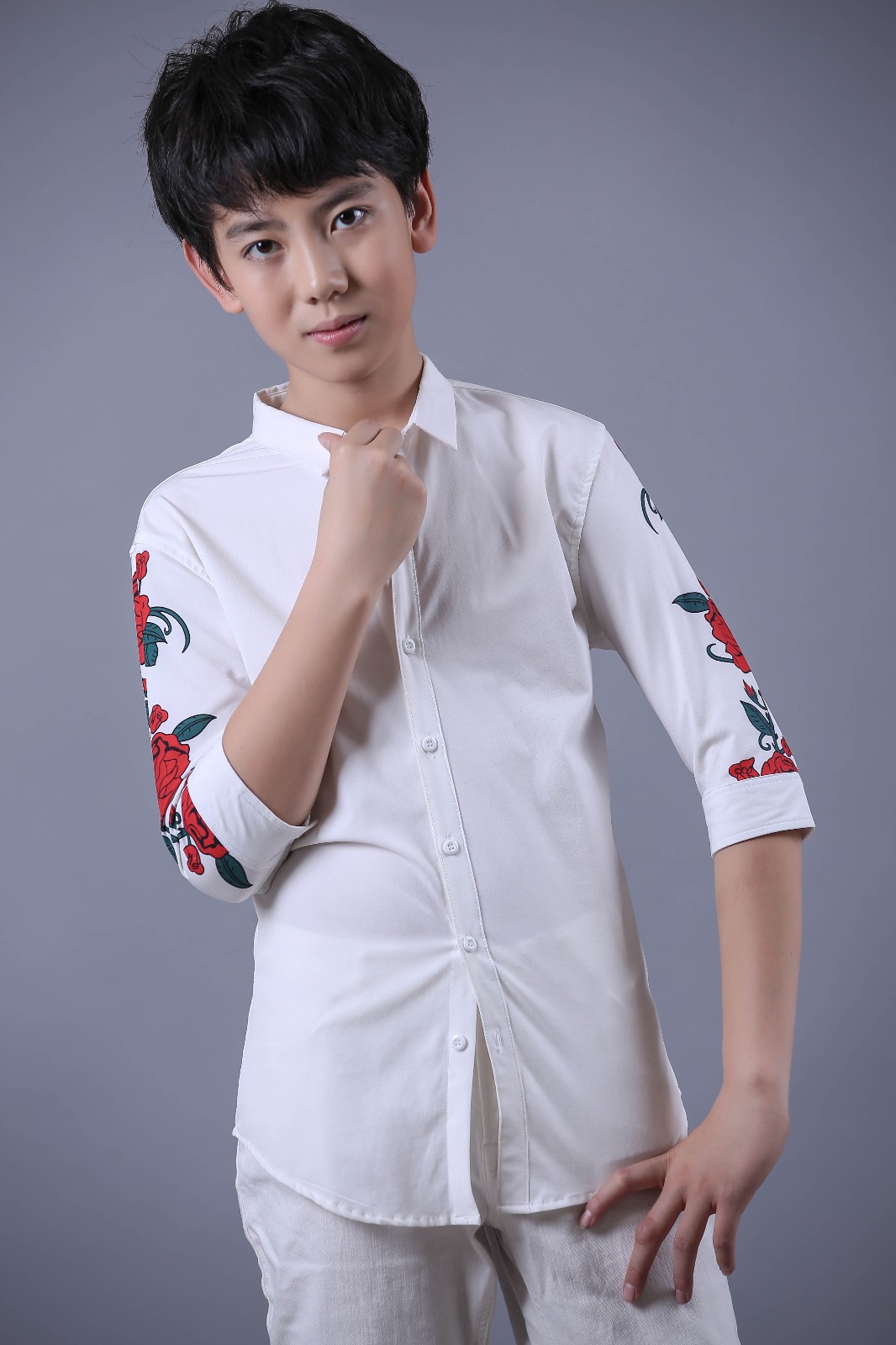 雷昊汶最新写真大片曝光: 阳光温暖尽显少年纯真