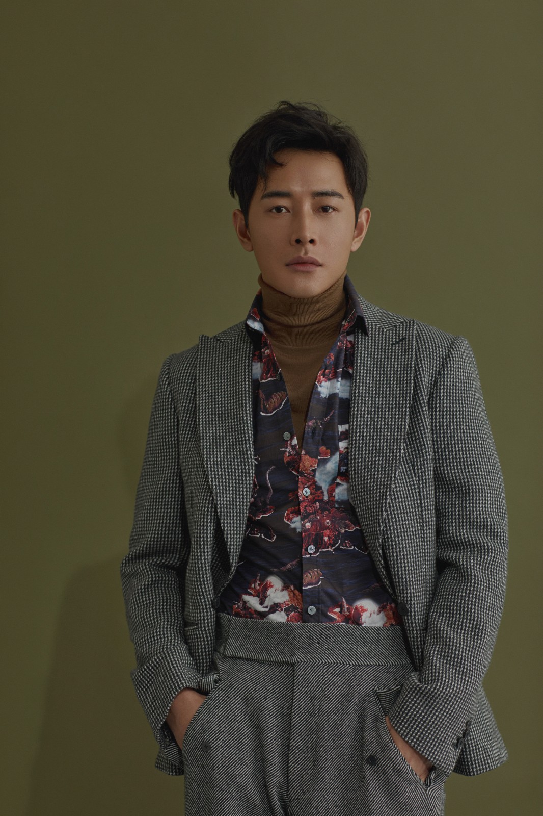 照片中,罗晋身穿休闲西装,或是隔花深情凝望