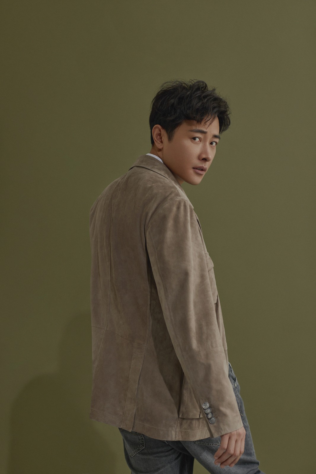 罗晋时尚大片发布 干练儒雅显深厚修养