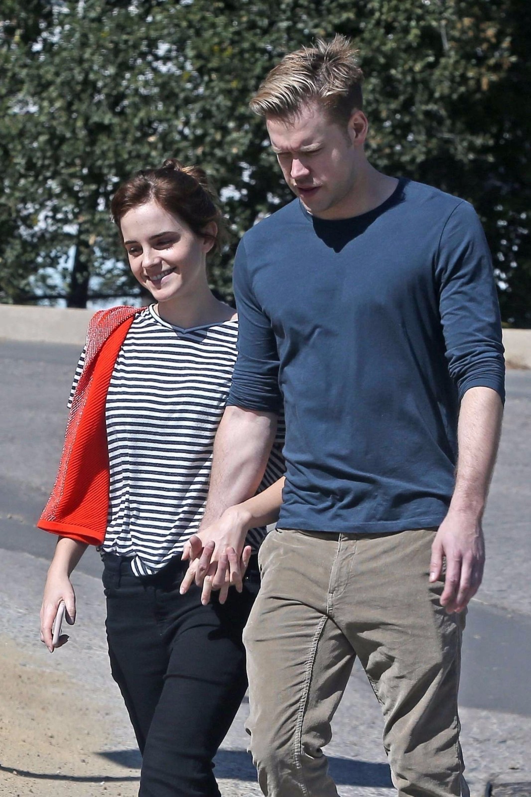 新男友是他艾玛沃特森当街十指紧扣新男友露深情甜笑