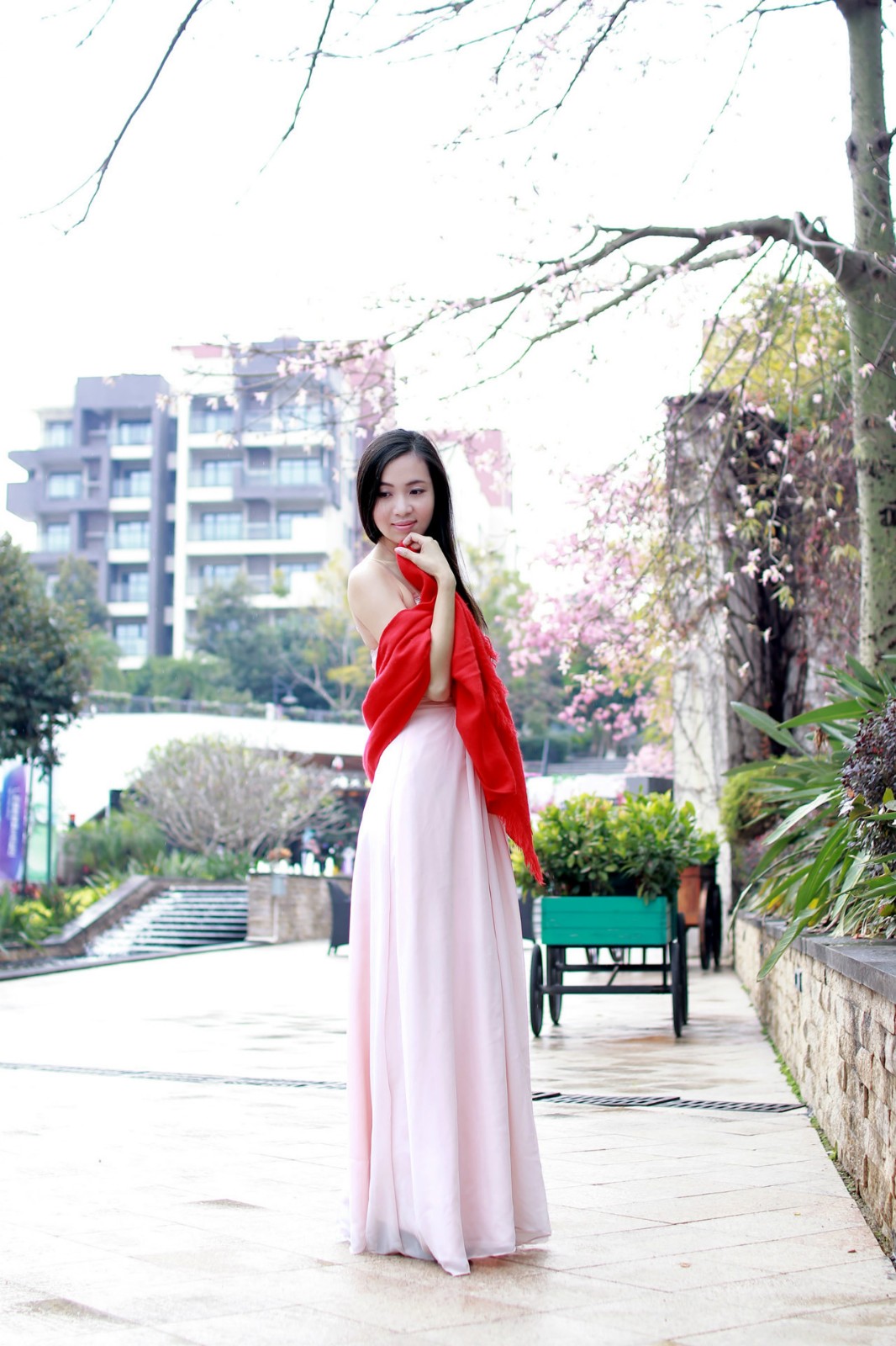 景色秀美公园里一个身材高挑的美丽裙装美女