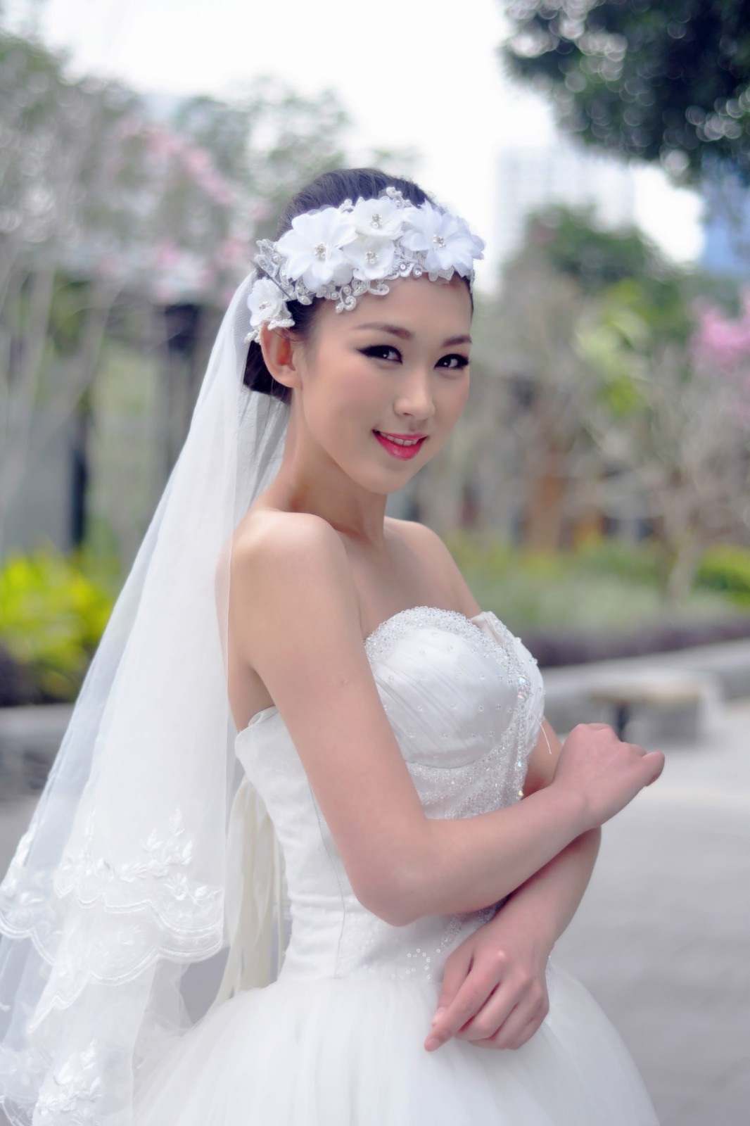 阳光下一个待出嫁的美丽新娘笑得那么开心甜蜜