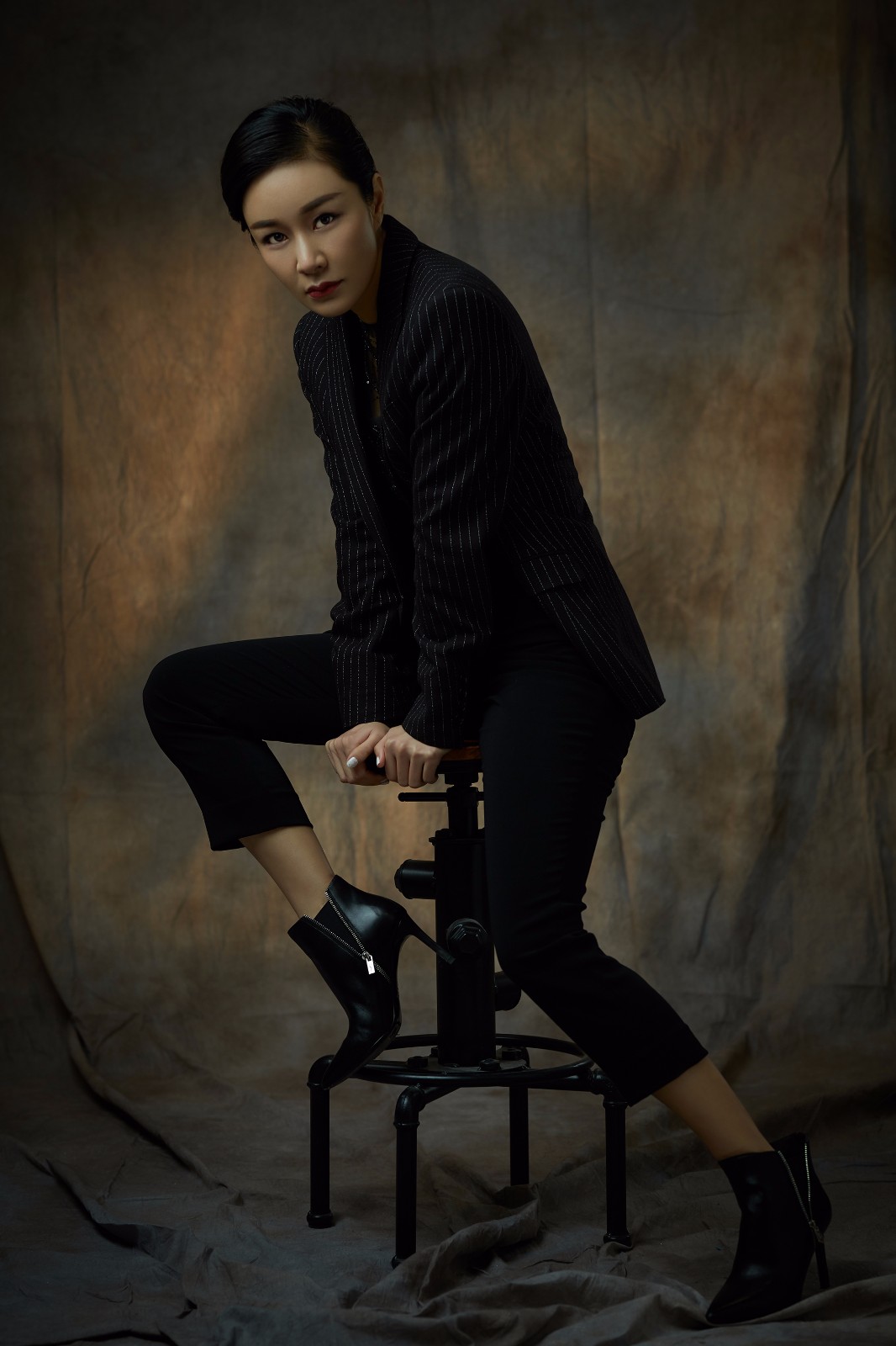 片中胡蓉蓉玩转冷艳复古风,着一身黑色西装,令人感