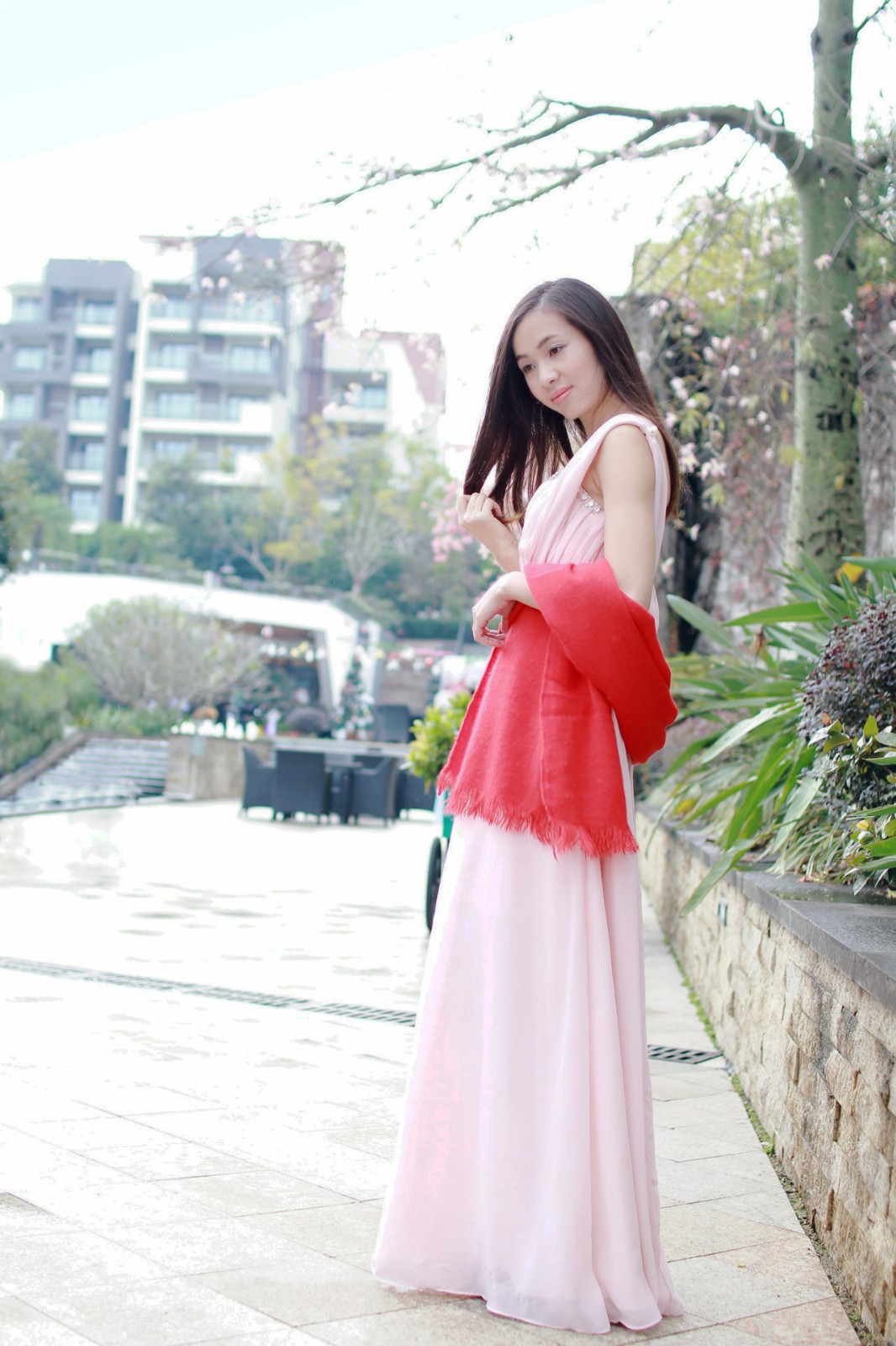 景色秀美公园里一个身材高挑的美丽裙装美女