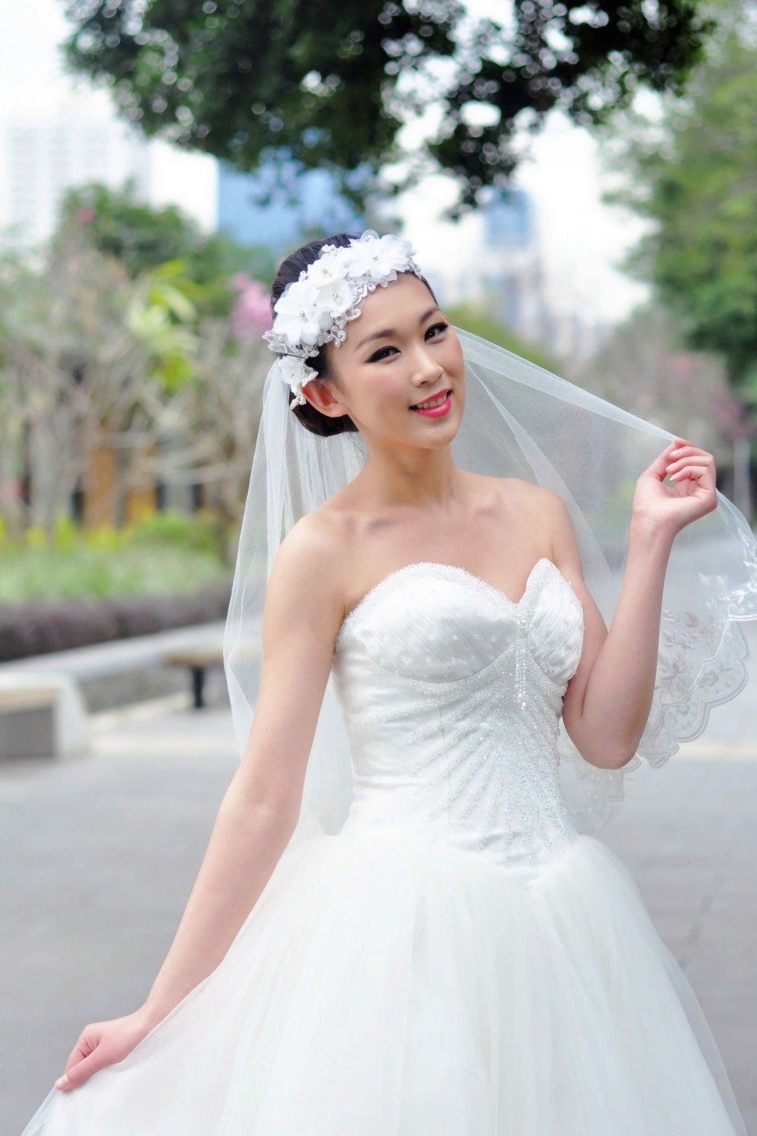 阳光下一个待出嫁的美丽新娘笑得那么开心甜蜜