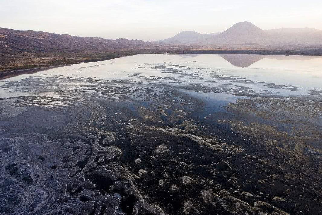 近肯尼亚边境.由断层陷落形成,南北长54公里,东西宽24公里.