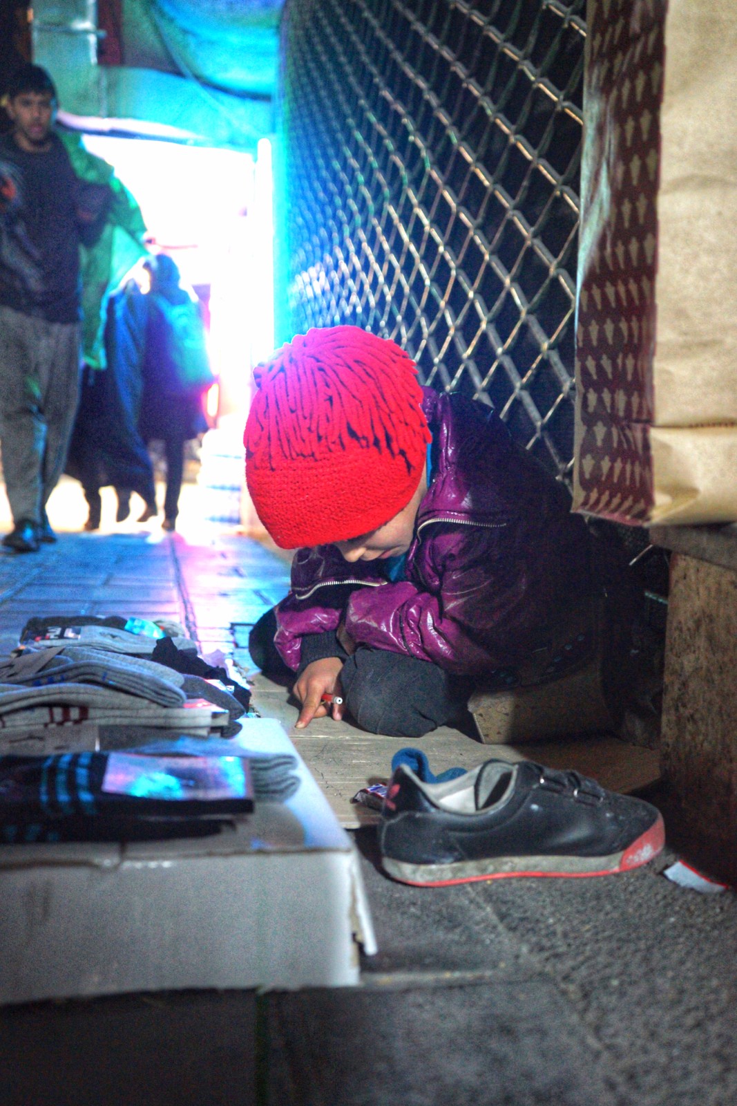 阿富汗战争孤儿摆地摊 寒夜中不忘学写字