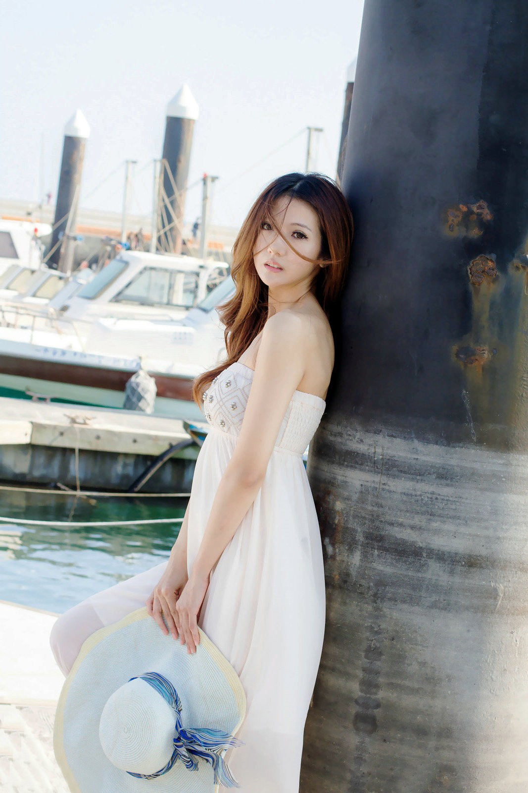 海边那一个长发飘逸青春而美丽的少女姑娘