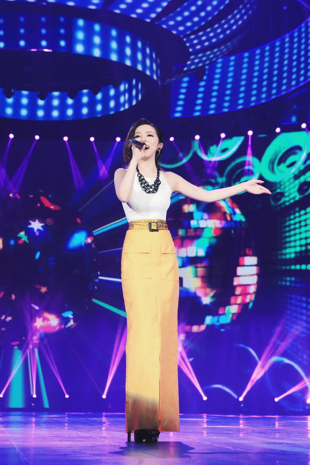 邓紫棋踩恨天高登安徽春晚,开衩长裙搭配无袖上衣,甜蜜小性感